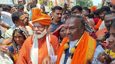Eshwarappa takes out procession with Modi-lookalike by his side, files nomination papers