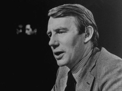 Robert MacNeil, creator and first anchor of PBS 'NewsHour,' dies at 93
