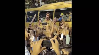 Watch: Mumbai goes crazy for MS Dhoni's Chennai Super Kings ahead of MI vs CSK match
