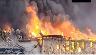 Massive blaze destroys several shanties in Kolkata slum