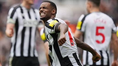 Newcastle hit Tottenham for four to enliven Champions League race