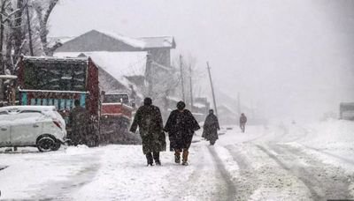 Kashmir valley lashed by rains, snowfall at Sonamarg