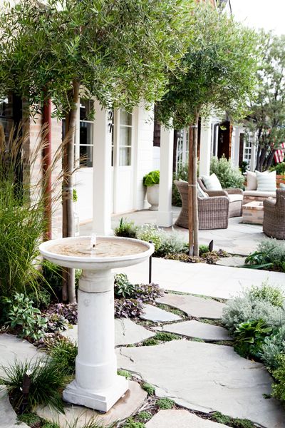 4 Landscape Edging Ideas Designers Swear by (That Will Cut Down on Weeding Too)