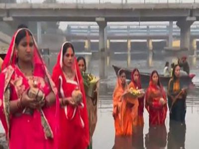 Chaiti Chhath: Devotees offered 'Araghya' to rising Sun at Delhi's Kalindi Kunj Ghat