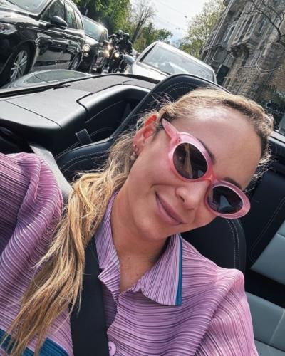 Donna Vekic Radiates Confidence In Stylish Pink Ensemble Selfie