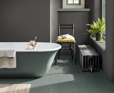 What Color Towels are Best for a Gray Bathroom? Experts Recommend These 3 Hues to Complete Your Palette