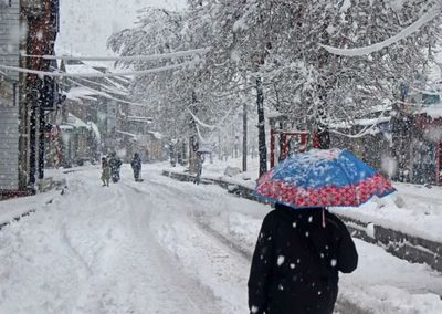 Weather Alert: Extensive rains, snowfall lash Kashmir over higher reaches