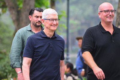 Apple announces investment in Vietnam as Tim Cook visits Hanoi