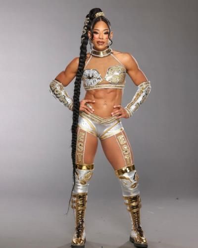 Bianca Belair Stuns In Glittering Gold And Silver Outfit