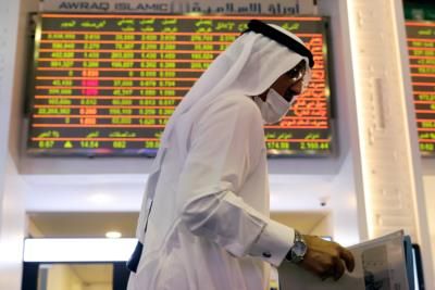 Gulf Markets Ease Amid US Rate Cut Concerns