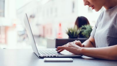 The latest macOS Ventura update has left owners of old Macs stranded in a sea of problems, raising a chorus of complaints