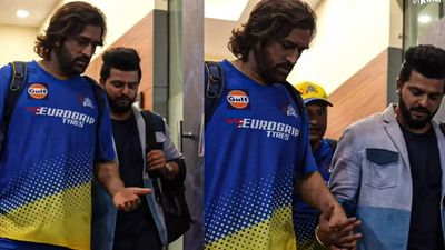 Watch: Suresh Raina supports a limping MS Dhoni on stairs