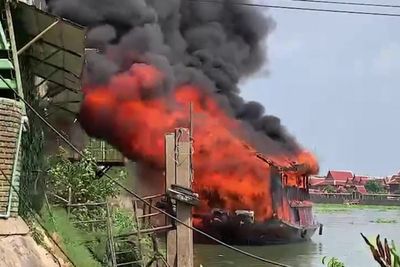 Fire destroys Ayutthaya tour boat