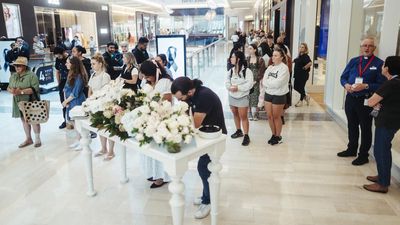 'Sad and senseless': public grieve Bondi attack victims