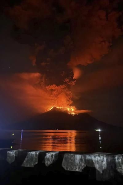 Indonesian Authorities Close Airport Due To Mount Ruang Eruption