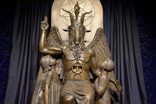 US man arrested for allegedly throwing pipe bomb at Satanic Temple