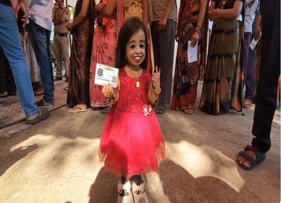 LS polls: World's shortest living woman casts her vote in Nagpur, urges everyone to vote