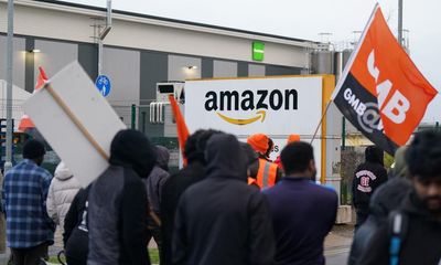 Amazon UK could be forced to recognise union as GMB wins right to hold ballot