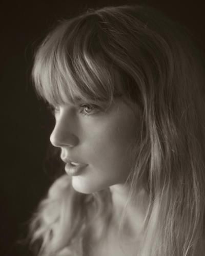 Taylor Swift Stuns In Bold Instagram Photoshoot
