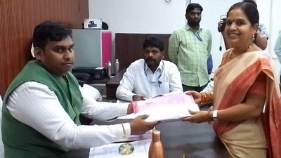 TDP former MLA Meesala Geeta contesting as independent candidate