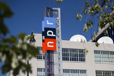 Editor quits NPR after claiming "bias"