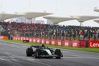 Hamilton blames wind for Q1 error as Mercedes "experiment"