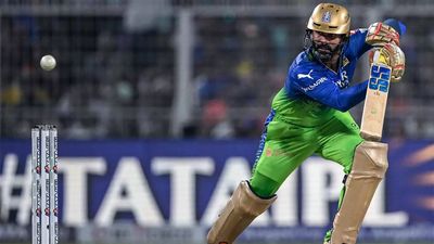 Did Dinesh Karthik's decision to deny Karn Sharma 'singles' cost RCB the match against KKR?