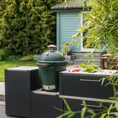 If you're trying to decide between a Big Green Egg and a Kamado Joe egg BBQ, here's what you need to know before you buy
