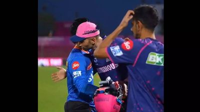 'Jai Shri Ram' - Ishan Kishan greets Keshav Maharaj at practice ahead of RR vs MI in Jaipur