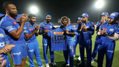Hardik Pandya receives special jersey from Mumbai Indians legend on playing milestone 100th game. Watch