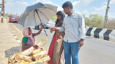 Schoolgirl donates umbrellas, fans to street vendors in Tiruchi