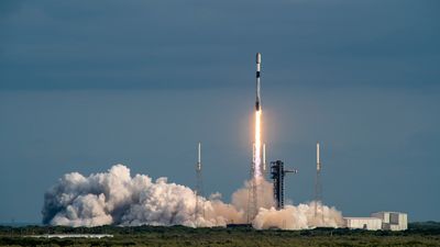 SpaceX launches 23 Starlink satellites, aces 300th rocket landing (photos, video)