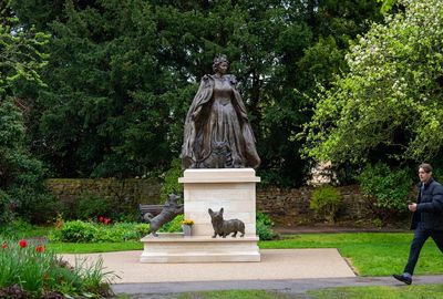 A new statue of the Queen – with corgis!