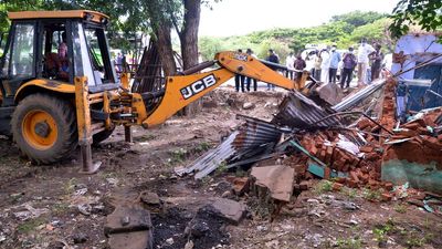 Eviction of waqf property encroachers | Madras High Court declares 2010 T.N. law to be unconstitutional