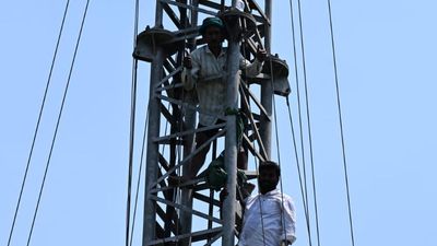 Protesting Tamil Nadu farmers climb mobile phone towers in Delhi's Jantar Mantar
