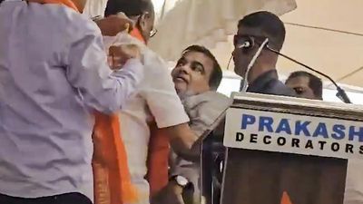 Nitin Gadkari faints while speaking at campaign rally in Maharashtra