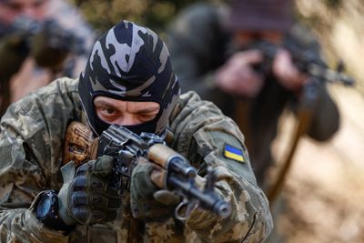Ukraine wins bipartisan US support, strikes Russia from afar