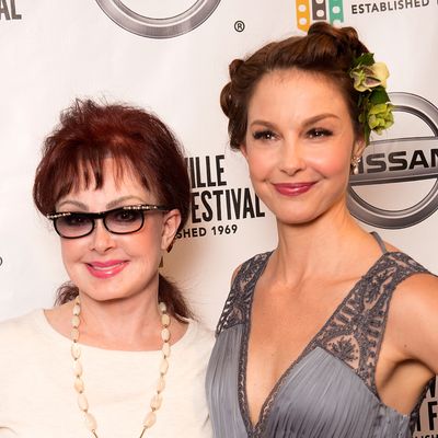 Ashley Judd Says an “Undiagnosed” Mental Illness “Stole” Her Mom Naomi Judd