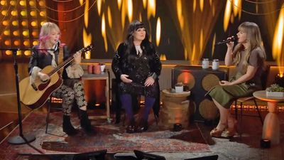 Watch Kelly Clarkson sing Heart's Crazy On You with Nancy Wilson on guitar while Ann Wilson looks on