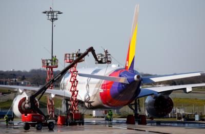 South Korean Budget Airlines Compete For Asiana Cargo Unit
