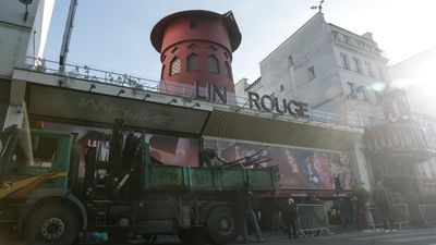 Blades of Paris landmark Moulin Rouge windmill collapse