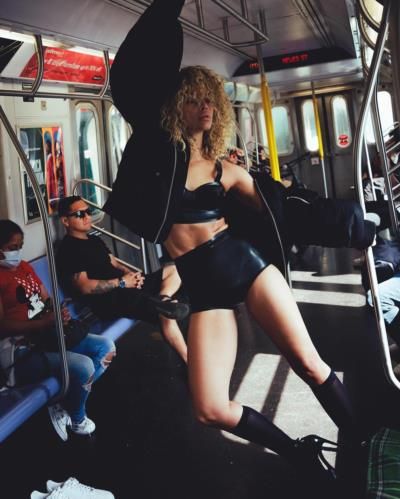 Jasmine Sanders Radiates Confidence In Chic Black Outfit