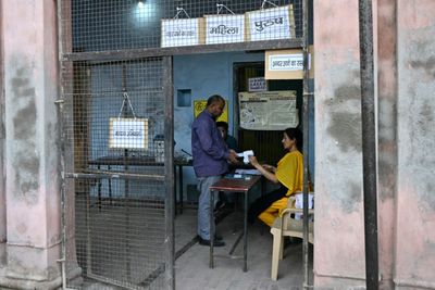 Indian Election Resumes As Heatwave Hits Voters