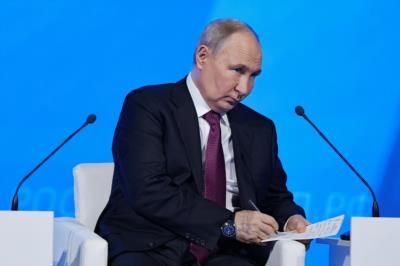 Putin Urges Restraint In State Asset Seizures