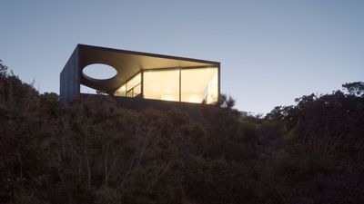Tour a Chilean pavilion perched on the coast: a sanctuary for sleep and star-gazing