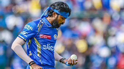 Watch: Hardik Pandya loses cool as Mumbai Indians bowlers fail to stop fiery Jake Fraser-McGurk