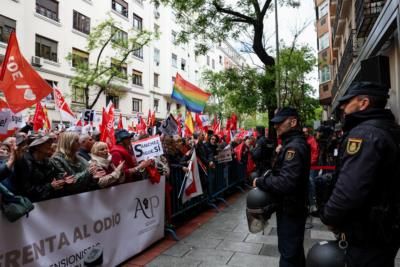Socialist Supporters Urge Spanish PM To Remain In Office