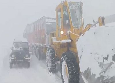 J&K: BRO rescues 35 vehicles stranded in snow at Razdan Top