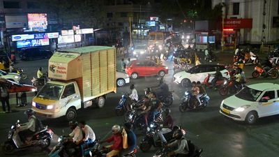 At Anna Salai-GP Road junction, traffic police close their eyes to violations