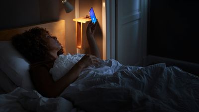 This is what actually happens when you look at your phone before bed